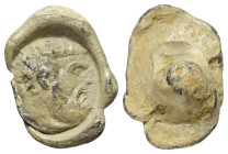 Plomben.

 Blei. 2. - 3. Jhdt. n. Chr.
Vs: Männlicher und bärtiger Kopf (Herakles ?) rechts.

19 mm. 4,75 g. 
 Vorzüglich mit Patina.