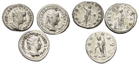 Römische Münzen - Lots. Kaiserzeit.


Lot (3 Stück, Silber): Antoniniane des Gordianus Pius (238 - 244 n. Chr.).

Fast vorzüglich.

Verkauft wi...
