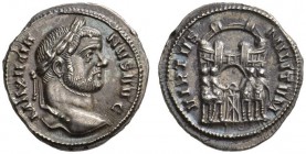  RÖMISCHE MÜNZEN   KAISERZEIT   MAXIMIANUS HERCULIUS, 286-305  Argenteus, Ticinum , um 295. Kopf mit L. n.r. Rv. VIRTVS - MILITVM Die Tetrarchen vor L...