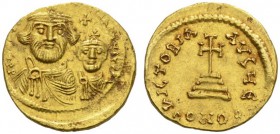  OSTRÖMISCHE UND BYZANTINISCHE MÜNZEN   HERAKLIOS, 610-641  Mit Her. Konstantinos . Solidus, 616-625. Die beiden Kaiser von vorne, mit Chlamys und Dia...
