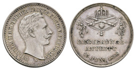 Preußen, Wilhelm II., Silbermedaille (11,81 g, 28,2 mm), 1888, o. M., auf seinen Regierungsantritt. Av.: Büste nach rechts. Rev.: Riechsinsignien auf ...