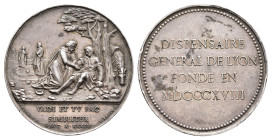 Frankreich, Silbermedaille (14,50 g, 33,5 mm), 1818, von L. Perrin und L. Penin, auf die Gründung der Dispensaire Général de Lyon. Av.: Arzt heilt Ver...
