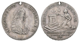 Jeton, 1767, Maria Theresia, auf die Genesung der Kaiserin von den Pocken. Av.: Büste Maria Theresias nach rechts. Rev.: Weihrauchschwenkende kniende ...