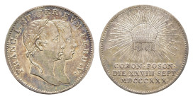 Österreich, Franz I., Silbermedaille bzw. Krönungsjeton (3,27 g, 20,2 mm), 1830, auf die ungarische Krönung in Pressburg. Av.: Gestaffelte Büsten Kais...