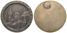 Aachen, einseitige Bronzegussmedaille (Dm. ca. 94,0 mm, ca. 247,56 g), o.J., unsigniert. Ansicht des Aachener Doms. Klebereste auf Rückseite, kl. Rf.,...