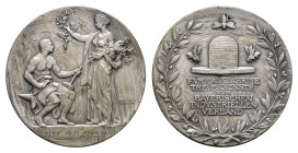 Bayern, Silbermedaille (ca. 48,6g, 50mm), o.J., von Wadere, Prämienmedaille des Bayrischen Industriellen Verbandes. Av.: Auf Amboss sitzender Schmied ...