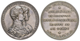 Preußen, Wilhelm II., Silbermedaille (50,45 g, 45,0 mm), 1906, von Weigand, auf die Silberhochzeit mit Auguste Viktoria. Av.: Gestaffelte Büsten nach ...