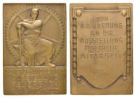Württemberg, Stuttgart, Bronzeplakette (ca. 70 x 49,3mm, ca. 101,8g), 1912, auf die Gewerbe- und Industrieausstellung in Feuerbach. Av.: Mann vor Ambo...