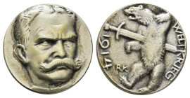 Silbergußmedaille (22,28 g, 31,13 mm), 1914, von R. Klein, anlässlich des I. Weltkriegs. Av.: Leicht nach rechts eingedrehter Kopf Generalfeldschmarsc...