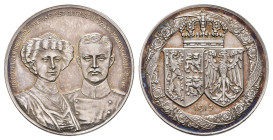Braunschweig, Silbermedaille (28,2mm, 18,46g), 1915, von Lauer, auf die Hochzeit von Ernst August mit Viktoria Luise. Av: Brustbilder des Herzogs und ...