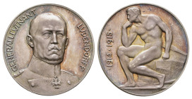 Silbermedaille (35,4mm, 17,69g), 1915, von Oertel und Ziegler, auf Generalleutnant Ludendorff. Av: Brustbild. Rev: Nackter Mann mit aufgestütztem Kopf...