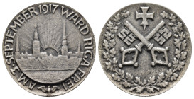 Riga, Eisengussmedaille (ca. 31,15g, 45mm), 1917, unsigniert, auf die Eroberung Rigas. Av.: Stadt vor aufgehender Sonne mit Umschrift. Rev.: Stadtschl...