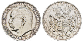 Silbermedaille (36,2mm, 24,82g), 1928, von Bernhart, auf Reichspräsident Paul von Hindenburg. Av: Kopf nach links. Rev: Zweifach behelmtes Wappen. Ran...