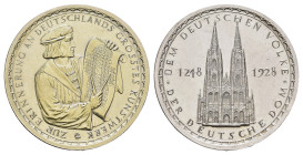 Köln, Silbermedaille (24,88 g, 35,8 mm), 1928, o. M., auf die 680-Jahrfeier der Grundsteinlegung des Kölner Doms. Av.: Hüftbild Meister Gerhards mit B...