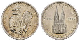 Köln, Silbermedaille (24,82 g, 35,8 mm), 1928, o. M., auf die 680-Jahrfeier der Grundsteinlegung des Kölner Doms. Av.: Hüftbild Meister Gerhards mit B...