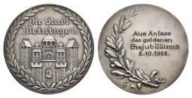 Meiningen, Silbermedaille (ca. 49,43g, 55,2mm), 1928, von Schwerdt, auf das goldene Ehejubiläum. Av.: Stadtwappen im Lorbeerkranz. Rev.: 4 Zeilen Schr...