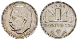 Silbermedaille (36,0mm, 24,96g), 1928, unsigniert (von Glöckler), auf das Tannenbergdenkmal. Av: Kopf von Hindenburgs nach links. Rev: Denkmal. Randpu...