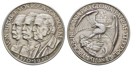 Silbermedaille (Dm. 35,7mm, 21,56g), 1930, unsigniert (v. Glöckner), Erinnerung an die Schlacht von Sedan 1870. Av: Brustbilder von Bismarck, Roon und...