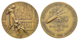Belgien, Bronzemedaille (ca. 49,7g, 49,4mm), 1914, von Maquoy, auf das Bombardement von Antwerpen. Av.: Weinender Knabe vor verschleierter Frau mit Ha...