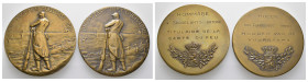 Belgien, Lot aus zwei Medaillen: (1) Bronzemedaille (103g, 70,3mm), 1918, von E. Canneel, auf die Schlacht von Yser. Av.: Soldat an Karabiner gelehnt ...