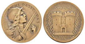Frankreich, Bronzemedaille (ca. 22,49g, 36,6mm), 1917, von Vernier, auf die Schlacht von Verdun. Av.: Jeanne d'Arc. Rev.: Stadttor zwischen Lorbeerzwe...