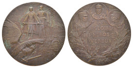 Frankreich, Bronzemedaille (ca. 170g, 67,7mm), 1916, von Pillet, auf die Helden der Schlacht von Verdun. Av.: Personifiziertes Frankreich und Verdun v...