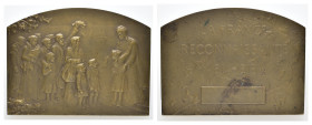 Frankreich, Bronzeplakette (69,8x52,5mm, ca. 90,37g), 1918, von Stern. Av: Familien von Soldaten vor stehender Marianne. Rev: 3 Zeilen Schrift über Sc...