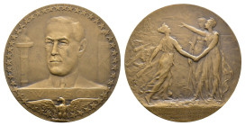 Frankreich, Bronzemedaille (140,2g, 68mm), 1917, von René Gregoire, auf den Kriegsbeitritt Amerikas. Av.: Brustbild von Woodrow Wilson. Rev.: Personif...