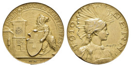 Schweiz, Bern, vergoldete Silbermedaille (Dm. 27,4mm, 13,49g), 1910, von Holy Frères, auf das Eidgenössische Schützenfest. Av: Stehender Bär mit Schwe...
