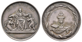 Silbermedaille (ca. 27,66g, 42,2mm), o.J., von Pfeufer und Loos. Av.: Christus auf Thron segnet 2 Kinder. Rev.: Altar mit Gebetsbuch, Patene, Kreuz un...