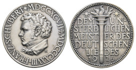 Mattierte Silbermedaille, 1928, von Karl Roth, auf den 100. Todestag Franz Schuberts. Av.: Büste nach links, darum Name und Lebensdaten. Rev.: Sechsze...