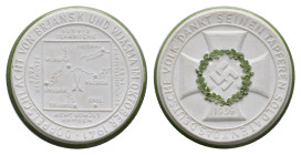 Porzellanmedaille (Dm. 47,5mm, 17,67g), 1941, München, auf die Doppelschlacht von Brjansk und Wjasma. Av: Landkarte im Quadrat, an den Kanten Daten zu...