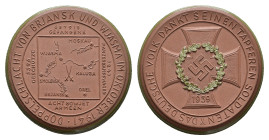 Porzellanmedaille (Dm. 51,5mm, 21,88g), 1941, München, auf die Doppelschlacht von Brjansk und Wjasma. Av: Landkarte im Quadrat, an den Kanten Daten zu...
