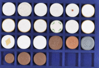 Sammlung von unterschiedlichen Münzen und Medaillen aus Porzellan und Steinzeug auf mehreren Tableaus. Großteil der Gepräge ist von Meißen, dabei aber...