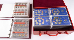 Sammlung von KMS, bestehend aus den KMS von 1982 bis 1994 in st und KMS von 1982 bis 1994 in PP, jeweils alle Prägestätte. Insgesamt 112 Stück.