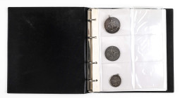 ST. GEORG, Sammlung von 31 Medaillen mit dem Bild des Drachentöters St. Georg aus verschiedenen Metallen, teils gegossen, darunter auch 2 Klippen. Dab...