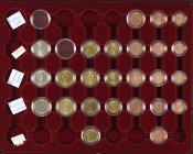 EURO, Sammlung von 25 Tableaus mit 2 Euro-Gedenkmünzen und Kursmünzensätzen, dabei auch Ausgaben aus Monaco, San Marino und dem Vatikan. Zusätlich div...