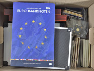 EUROPA, Sammlung in 2 Umzugkartons, enthalten sind 2 Euro und KMS fast aller Eurostaaten, auch Vatikan, San Marino, Andorra und Malta, hierbei auch 2 ...