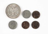USA, mini Lot von 6 losen Münzen, dabei u.a. ein Morgan Dollar, 5 Cent 1866 und 1 Cent 1880. Erhaltungen unterschiedlich.