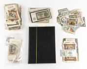 Samelsurium Schachtel mit Banknoten und Notgeld, dabei DE Notgeld, Reichsmark, Tschechoslowakei, Russland, ungezählt ein kl. Album (halbvoll) und viel...