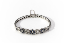 Diamanten Saphir Armband, 750 Weißgold, 20 Diamanten von zus. ca. 0,38 ct und 22 Saphire, Oberfläche guillochiert, Steckschließe mit Sicherheitskätche...