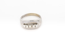 Brillanten Ring, 585 Weißgold, 5 Brillanten von zus. ca. 0,30 ct, RW 55, ca. 3,6g.