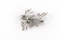 Diamanten Brosche, 585 Weißgold, 14x 8/8 Diamanten und 11 Brillanten von zus. ca. 1,00 ct, 4,1x 3,3 cm, ca. 12,45g.