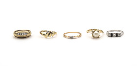 Lot 5 Goldringe, 585 Gold, 4 davon mit Brillanten bzw. Diamantenbesatz, div. Ringgrößen 54 -58, zus. ca. 16,39g.