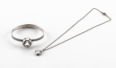 Silber Set 2-teilig: "Bengt Hallberg" Bergkristall Armspange, 925 Silber, Schweden, Dm ca. 5x 6cm, ca. 20,93g; Quarz Anhänger an Kette, 835 Silber, ca...
