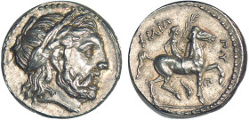 ROYAUME DE MACÉDOINE
Philippe II (359-336) : Tetradrachme à la tête de Zeus laurée à droite - R/: Cavalier nu, au pas à droite, portant une palme, da...