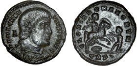 MAGNENCE (350-353)
Maiorina : Magnence en habit militaire sur un cheval cabré à droite, tenant un bouclier & pointant sa lance sur un barbare à genou...