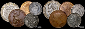Lote de cinco monedas mundiales de cobre y plata a catalogar.
