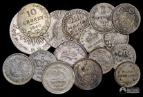 Lote de dieciocho monedas mundiales de cobre y plata a catalogar.