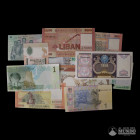 Lote de doce billetes mundiales a catalogar.